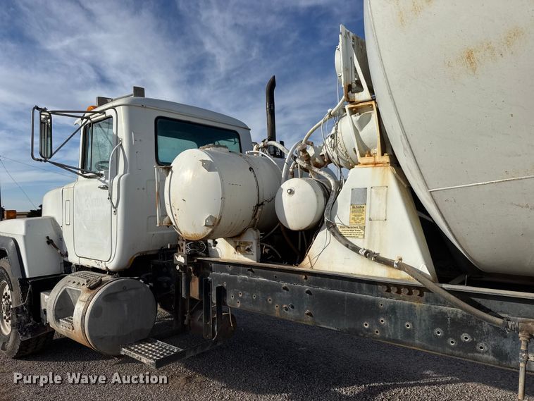 image for item NA9843 1995 Mack RD690S ready mix truck