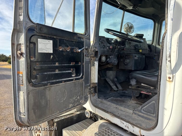 image for item NA9843 1995 Mack RD690S ready mix truck