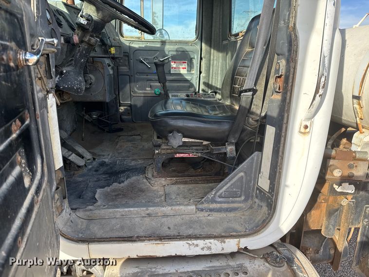 image for item NA9843 1995 Mack RD690S ready mix truck