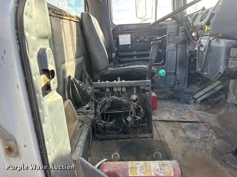 image for item NA9843 1995 Mack RD690S ready mix truck