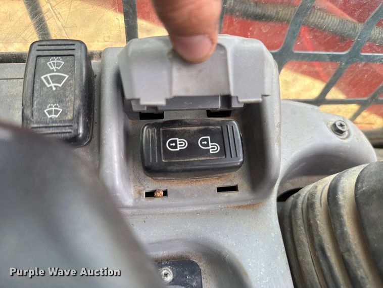 image for item DU6563 2022 Kubota SVL75-2 tracked skid steer loader