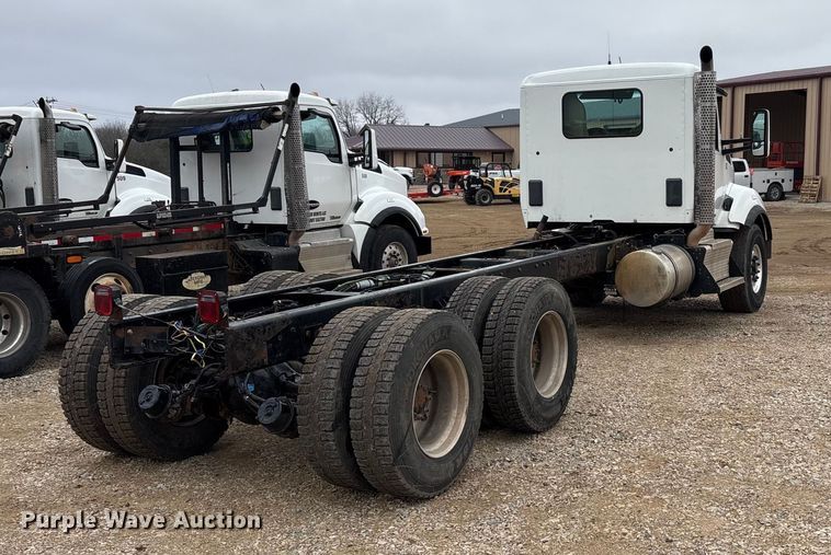 image for item EA7843 2016 Kenworth T880 truck cab and chassis
