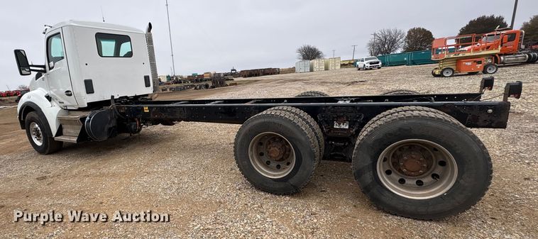 image for item EA7843 2016 Kenworth T880 truck cab and chassis