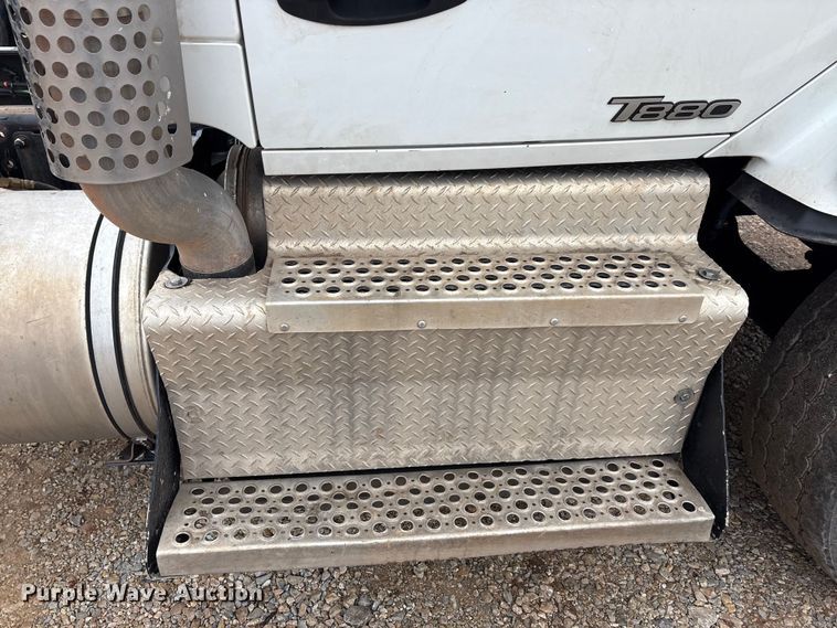 image for item EA7843 2016 Kenworth T880 truck cab and chassis