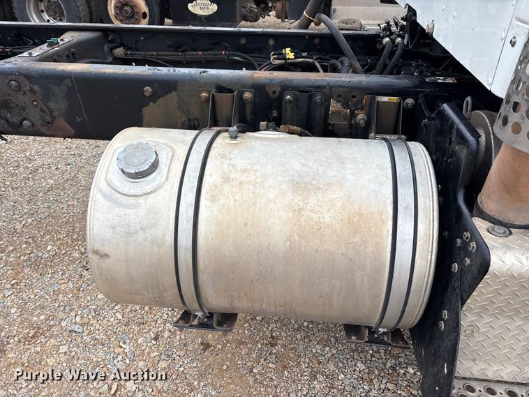 image for item EA7843 2016 Kenworth T880 truck cab and chassis