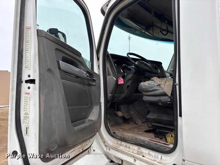 image for item EA7843 2016 Kenworth T880 truck cab and chassis