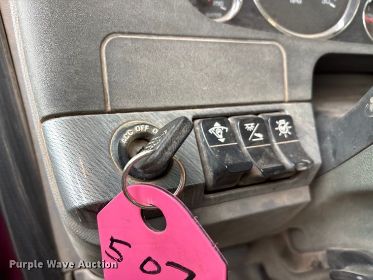 image for item EA7843 2016 Kenworth T880 truck cab and chassis