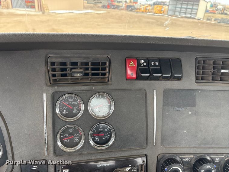 image for item EA7843 2016 Kenworth T880 truck cab and chassis