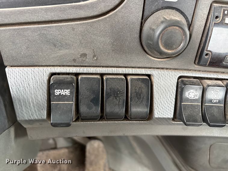 image for item EA7843 2016 Kenworth T880 truck cab and chassis