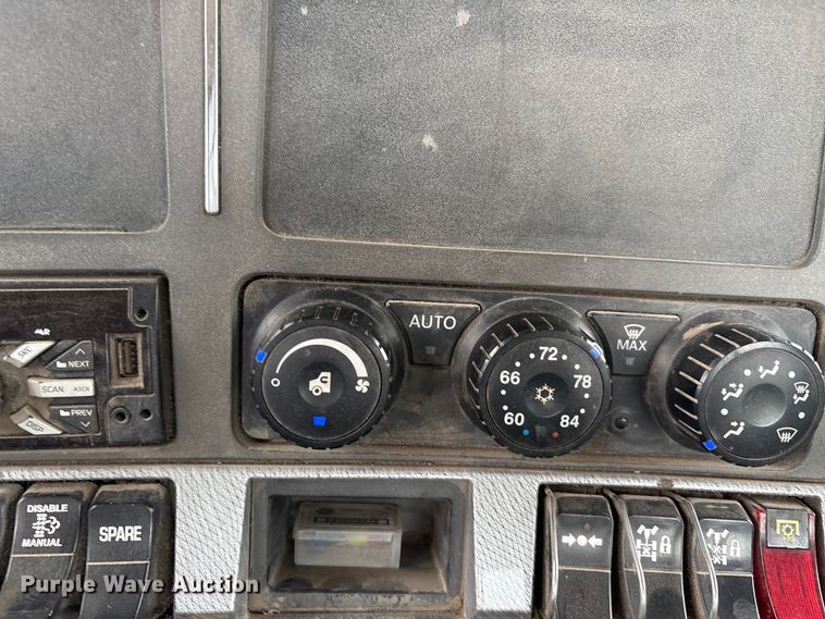 image for item EA7843 2016 Kenworth T880 truck cab and chassis