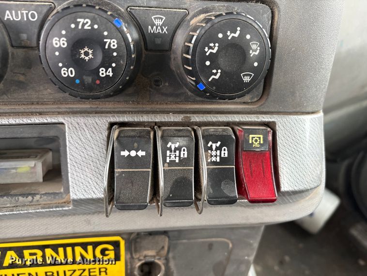 image for item EA7843 2016 Kenworth T880 truck cab and chassis