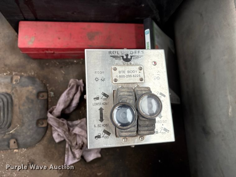 image for item EA7843 2016 Kenworth T880 truck cab and chassis