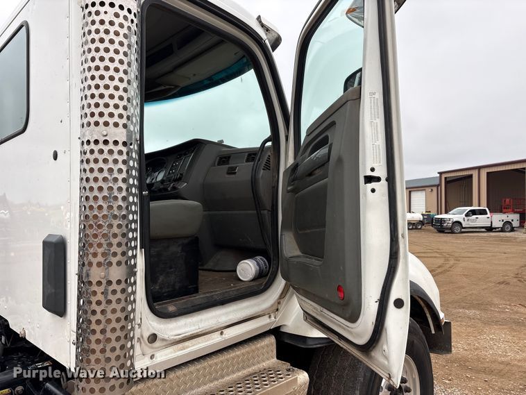 image for item EA7843 2016 Kenworth T880 truck cab and chassis