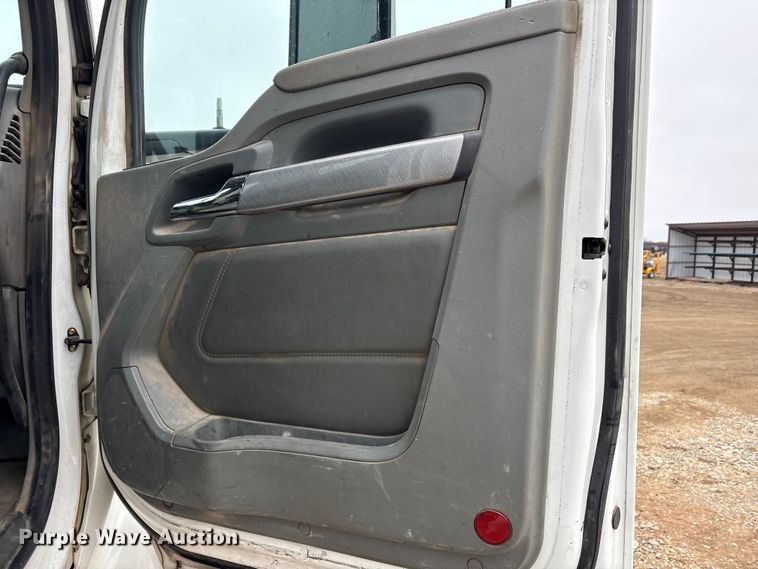 image for item EA7843 2016 Kenworth T880 truck cab and chassis