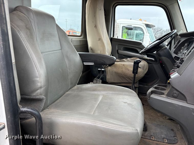 image for item EA7843 2016 Kenworth T880 truck cab and chassis