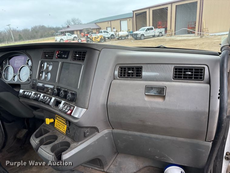 image for item EA7843 2016 Kenworth T880 truck cab and chassis