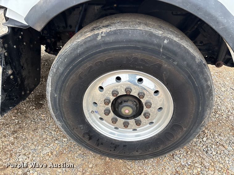 image for item EA7843 2016 Kenworth T880 truck cab and chassis