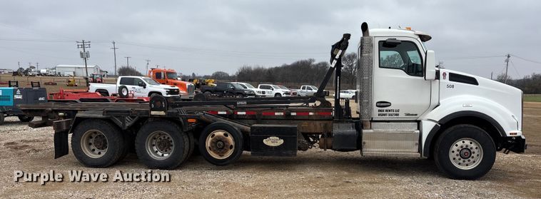 image for item EA7844 2017 Kenworth T880 roll-off container truck