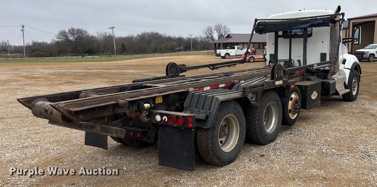 image for item EA7844 2017 Kenworth T880 roll-off container truck