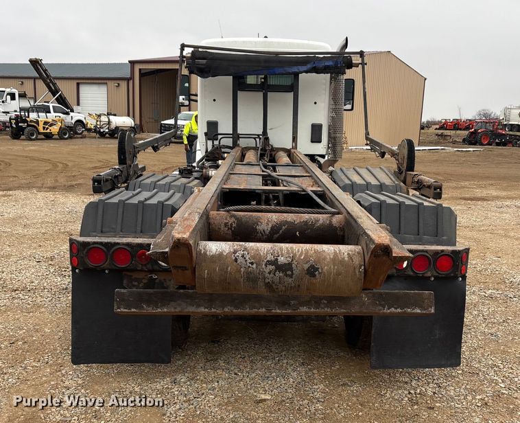 image for item EA7844 2017 Kenworth T880 roll-off container truck