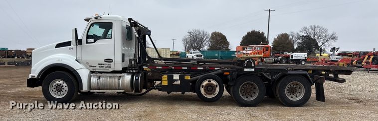 image for item EA7844 2017 Kenworth T880 roll-off container truck
