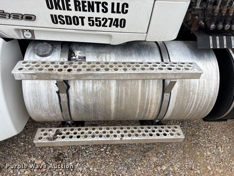 image for item EA7844 2017 Kenworth T880 roll-off container truck