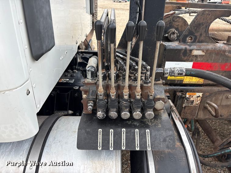 image for item EA7844 2017 Kenworth T880 roll-off container truck