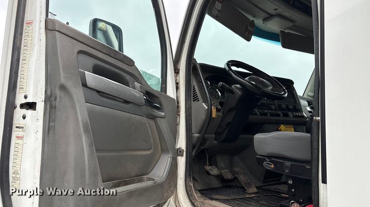 image for item EA7844 2017 Kenworth T880 roll-off container truck