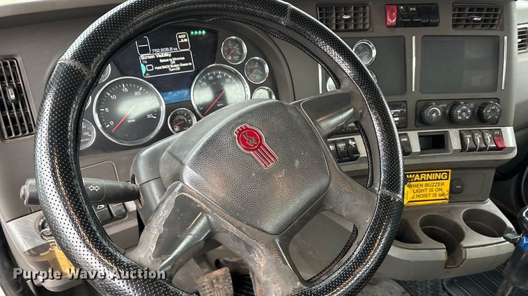 image for item EA7844 2017 Kenworth T880 roll-off container truck