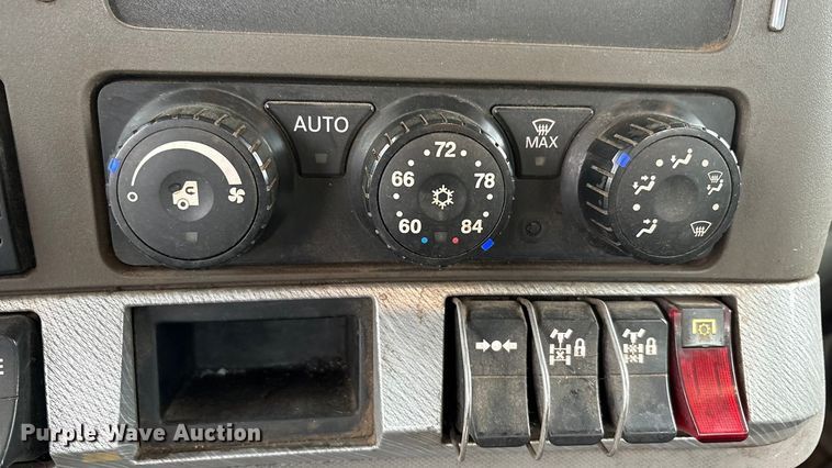 image for item EA7844 2017 Kenworth T880 roll-off container truck