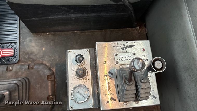 image for item EA7844 2017 Kenworth T880 roll-off container truck