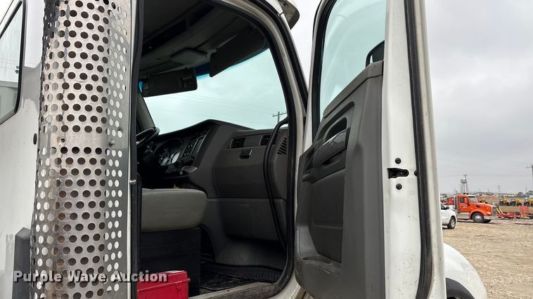 image for item EA7844 2017 Kenworth T880 roll-off container truck