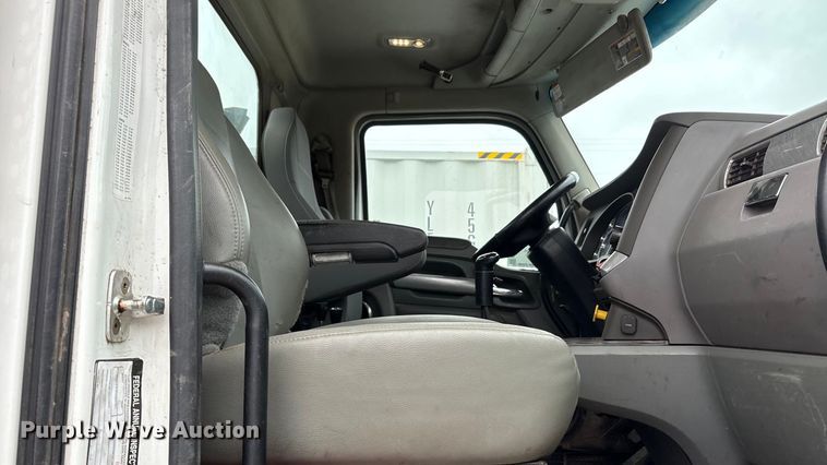 image for item EA7844 2017 Kenworth T880 roll-off container truck