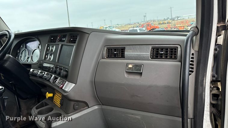 image for item EA7844 2017 Kenworth T880 roll-off container truck