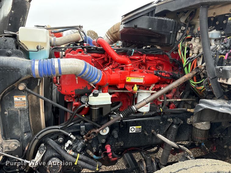 image for item EA7844 2017 Kenworth T880 roll-off container truck