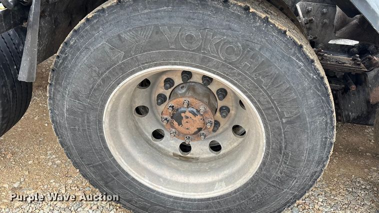 image for item EA7844 2017 Kenworth T880 roll-off container truck