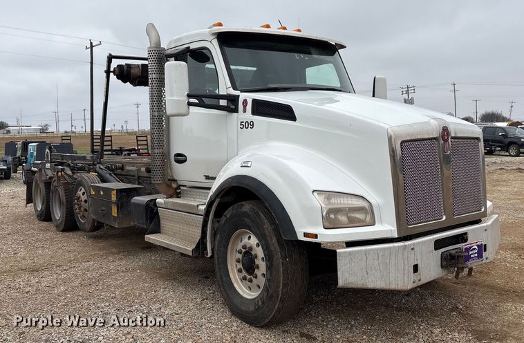 image for item EA7845 2018 Kenworth T880 roll-off container truck