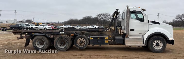 image for item EA7845 2018 Kenworth T880 roll-off container truck