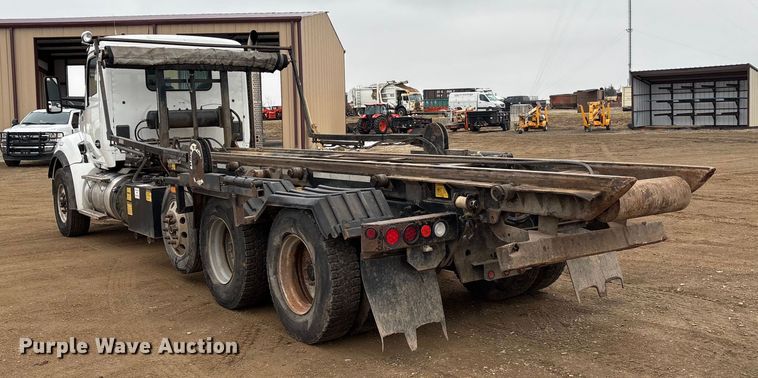 image for item EA7845 2018 Kenworth T880 roll-off container truck