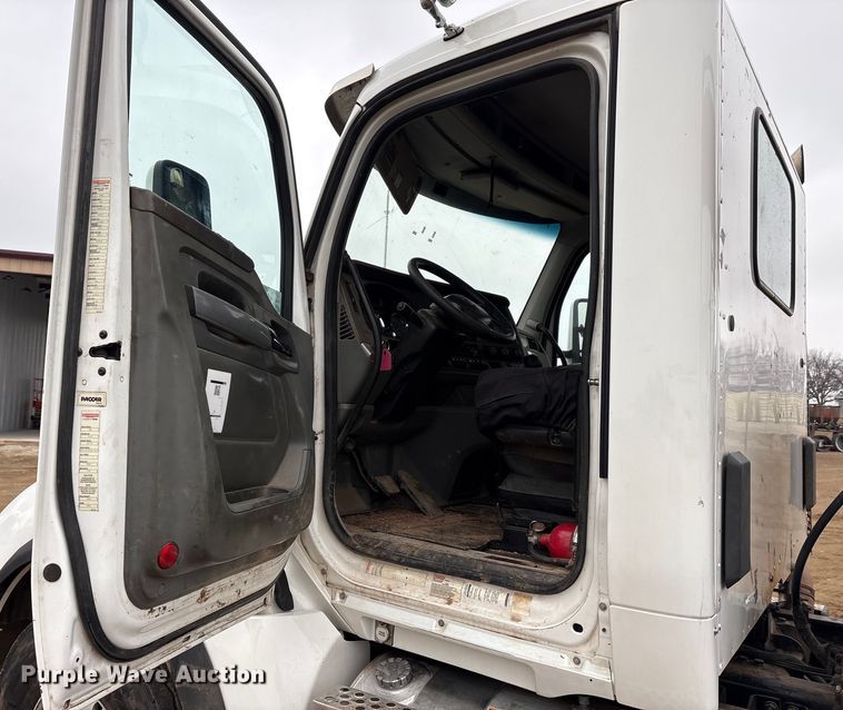 image for item EA7845 2018 Kenworth T880 roll-off container truck