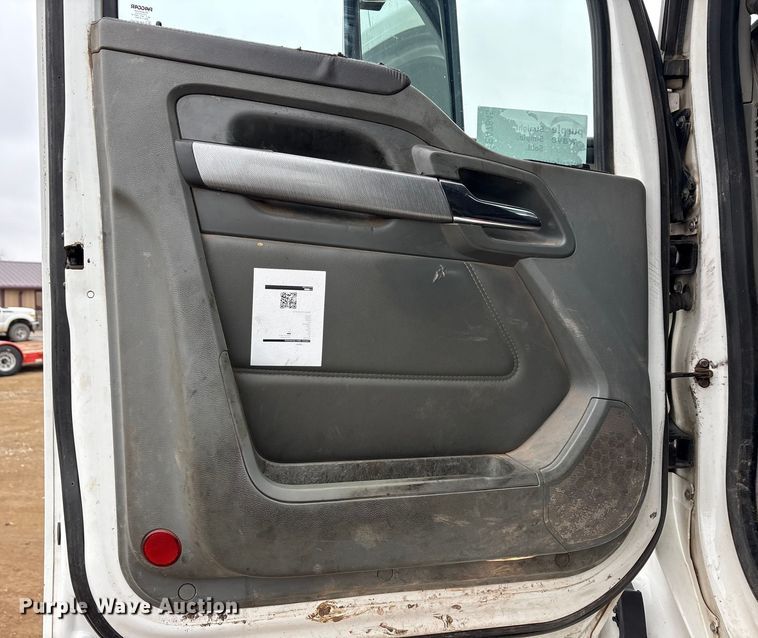 image for item EA7845 2018 Kenworth T880 roll-off container truck