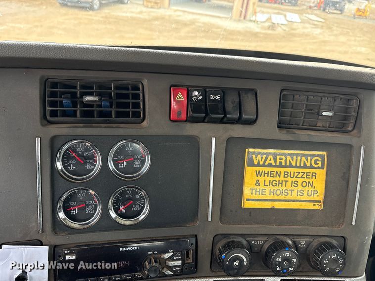 image for item EA7845 2018 Kenworth T880 roll-off container truck