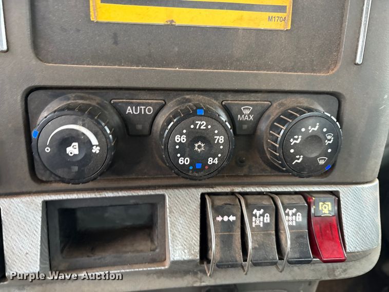 image for item EA7845 2018 Kenworth T880 roll-off container truck