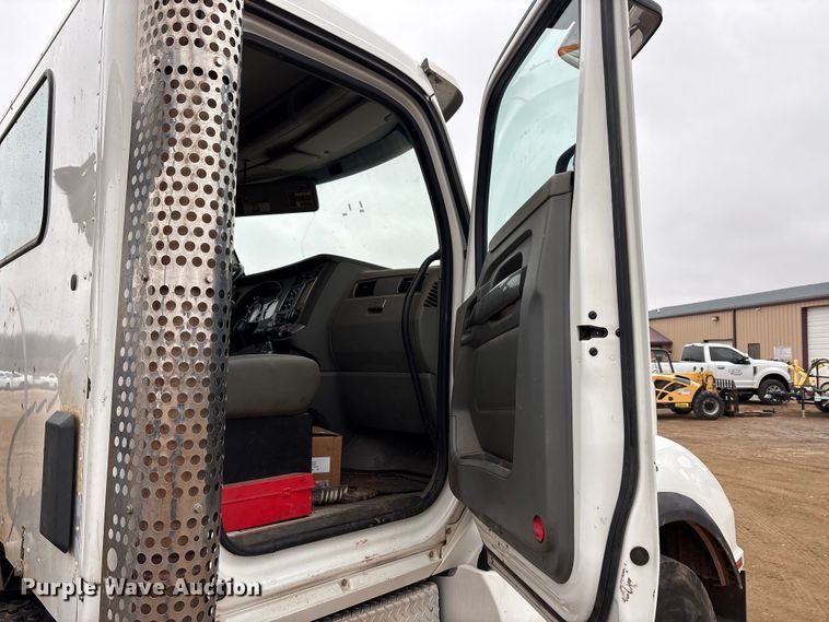 image for item EA7845 2018 Kenworth T880 roll-off container truck