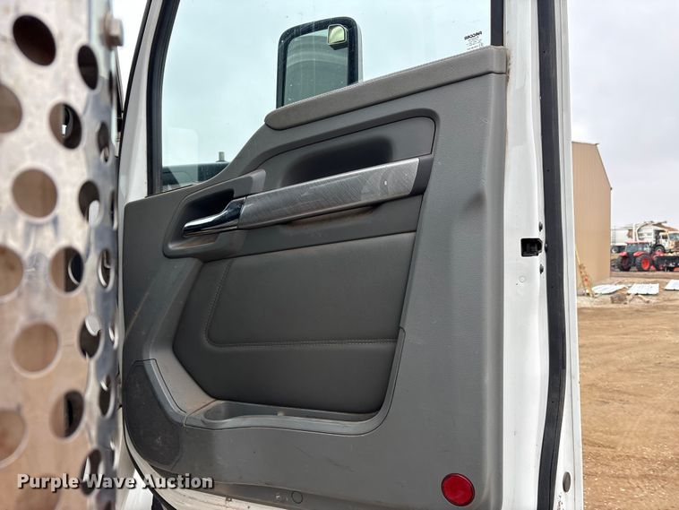 image for item EA7845 2018 Kenworth T880 roll-off container truck