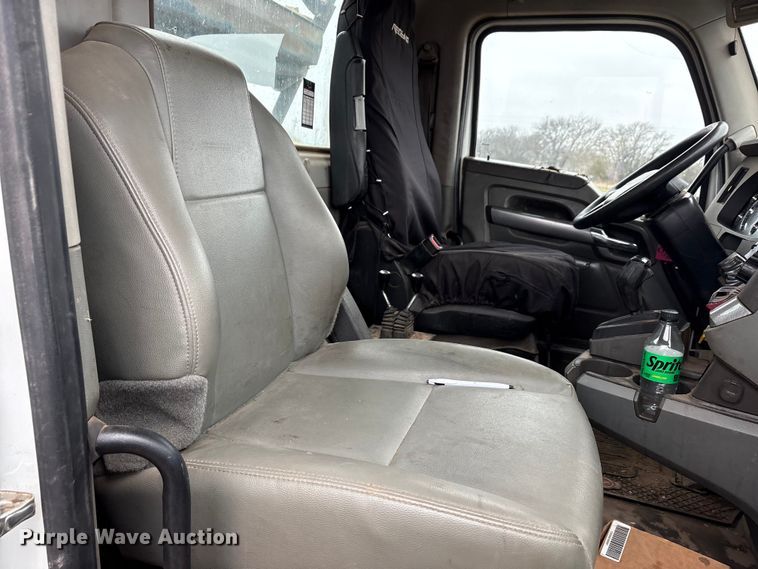 image for item EA7845 2018 Kenworth T880 roll-off container truck