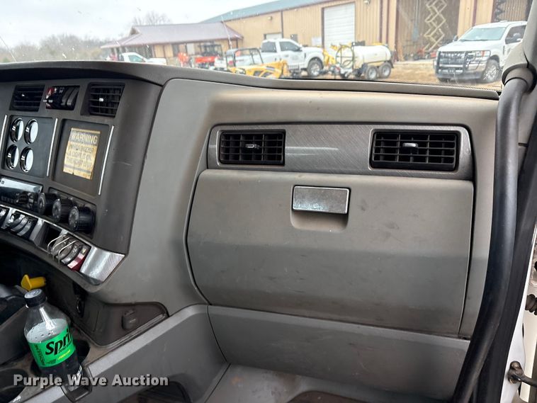 image for item EA7845 2018 Kenworth T880 roll-off container truck