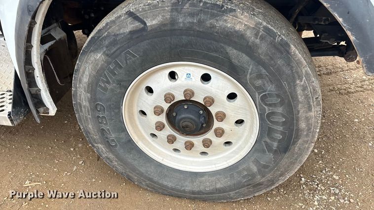 image for item EA7845 2018 Kenworth T880 roll-off container truck