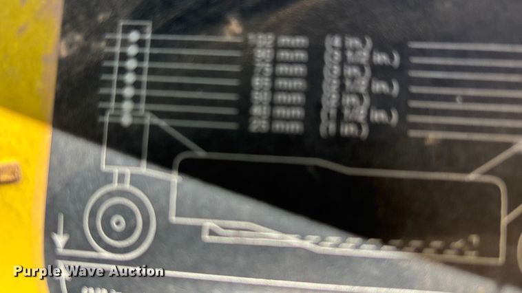 image for item DH8747 2006 John Deere 2305 MFWD tractor