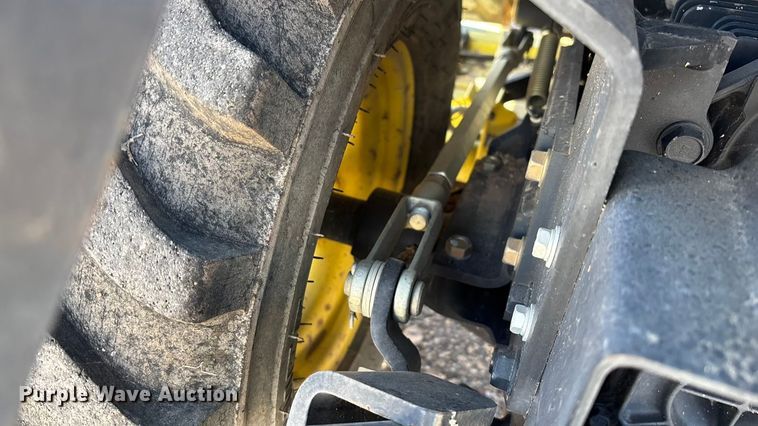 image for item DH8747 2006 John Deere 2305 MFWD tractor